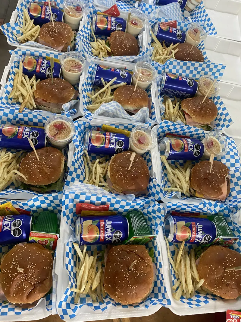 Box lunches con hamburguesa, papas y bebida
