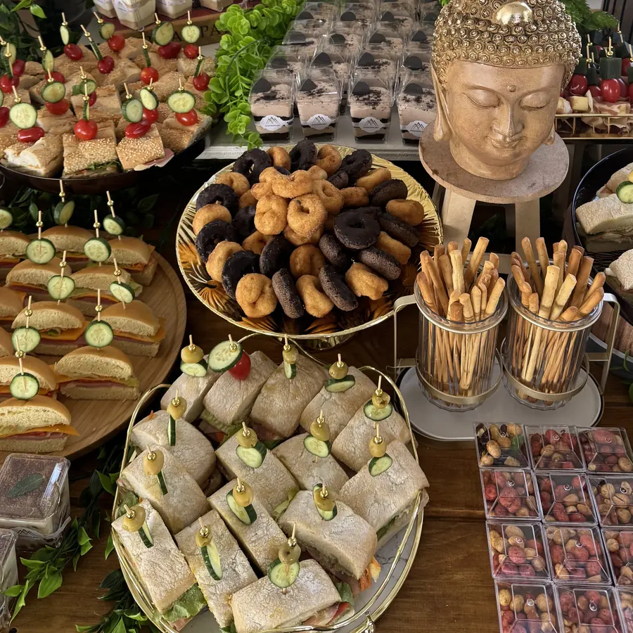 Estación de sándwiches, donas, palitos de pan y bocadillos