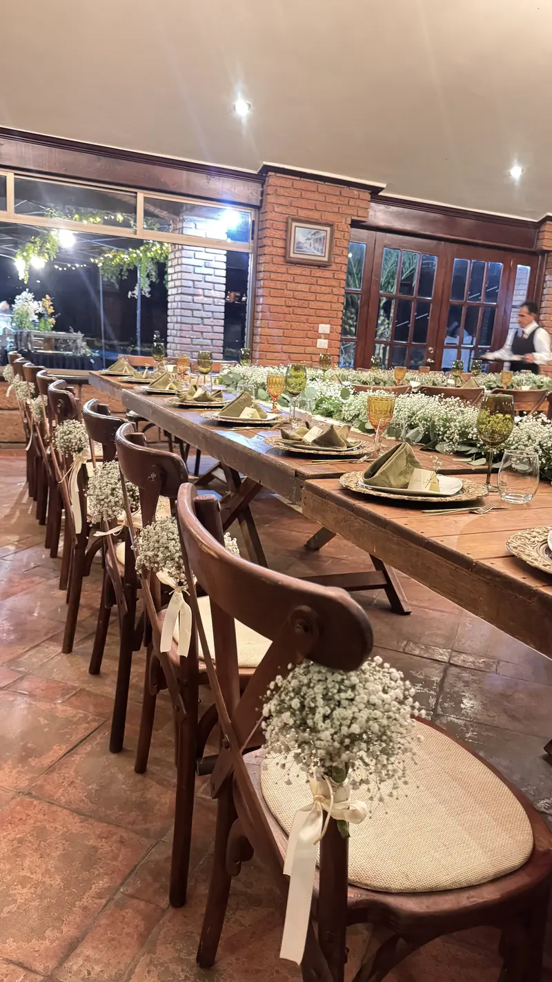 Mesa imperial con sillas Crossback decoradas con flor de nube