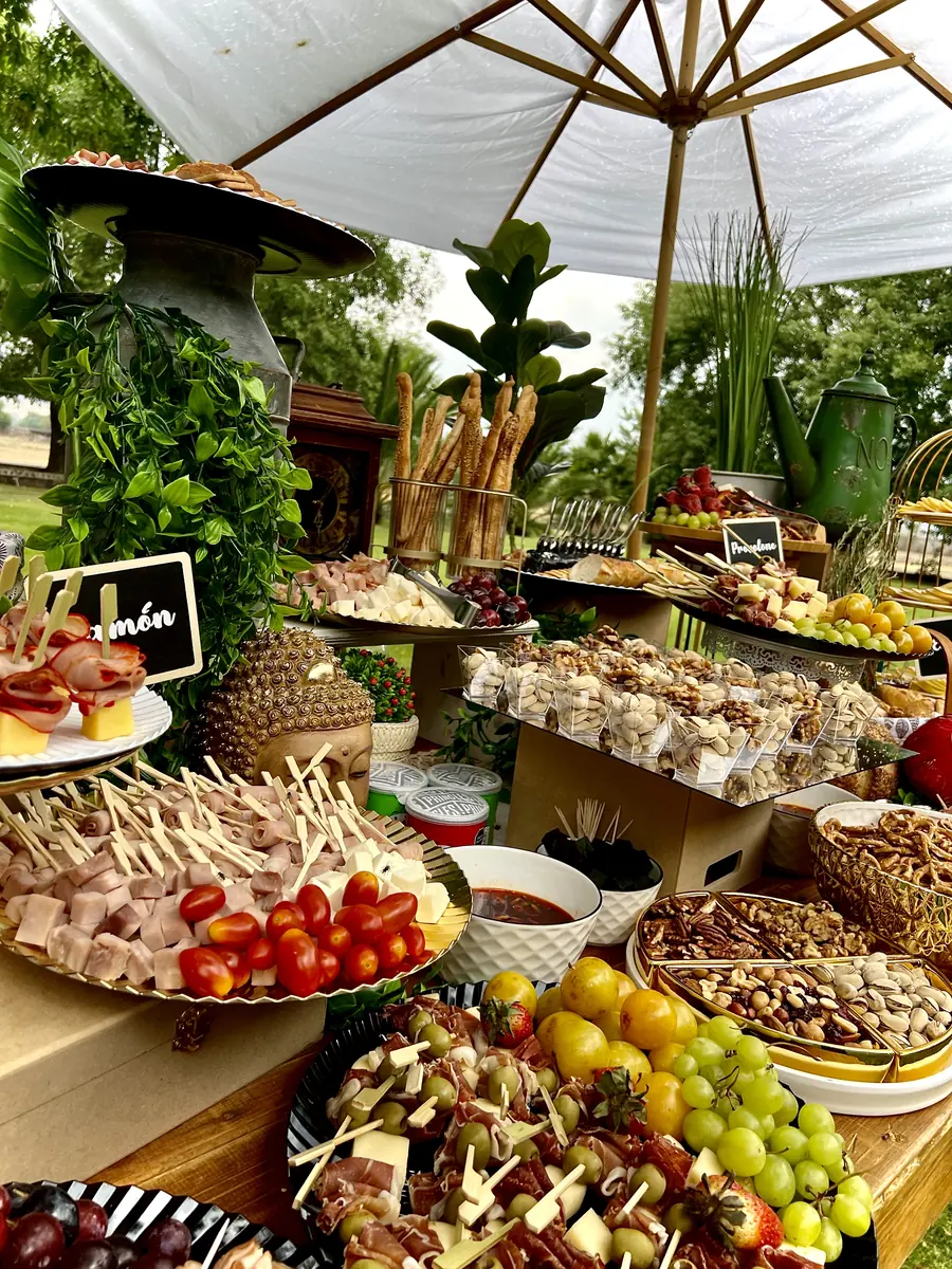 Mesa de quesos, carnes frías, frutas y botanas