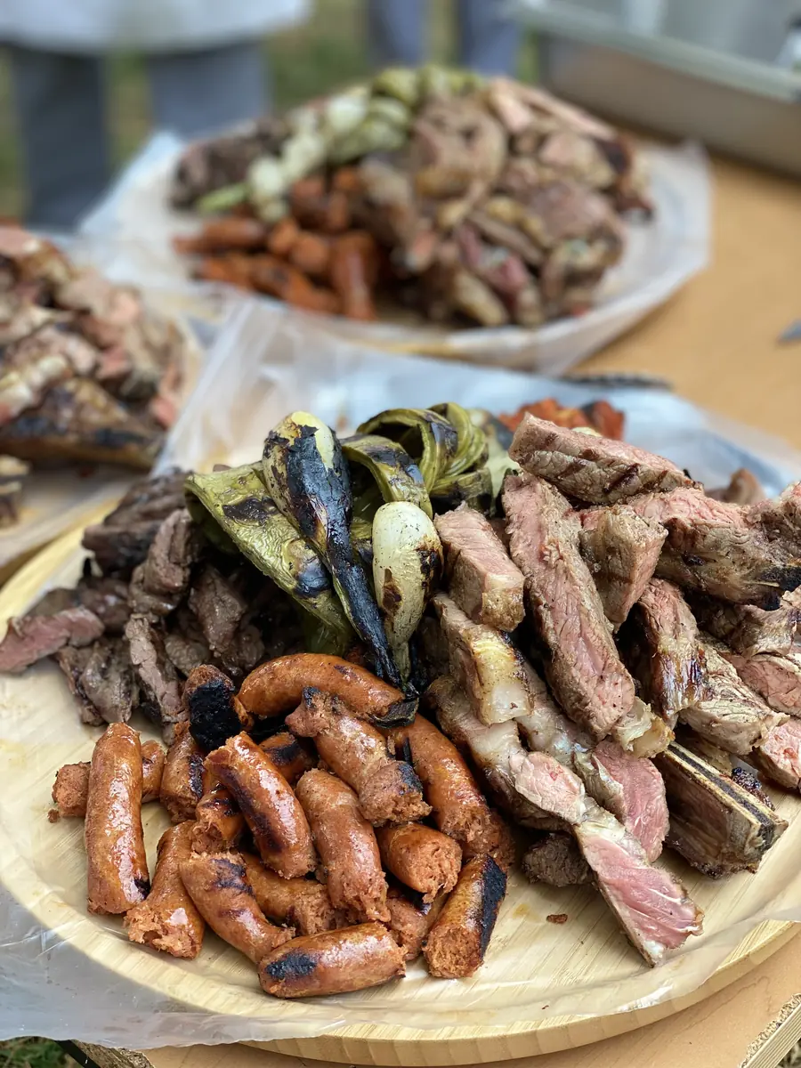 Tabla de cortes asados, chorizos y nopales