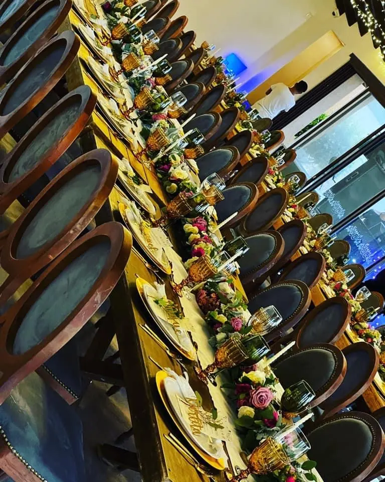 Mesa imperial con copas verdes y arreglos florales